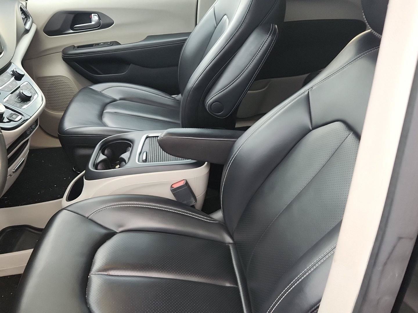 Used 2023 Chrysler Pacifica Touring-L FWD image 10