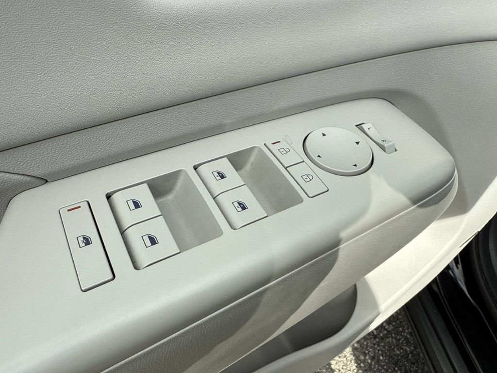 Used 2024 Hyundai Kona Limited image 22