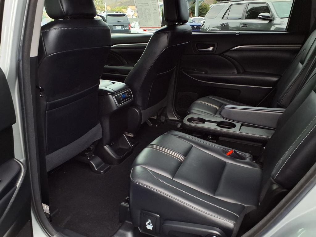 Certified 2018 Toyota Highlander SE FWD image 25