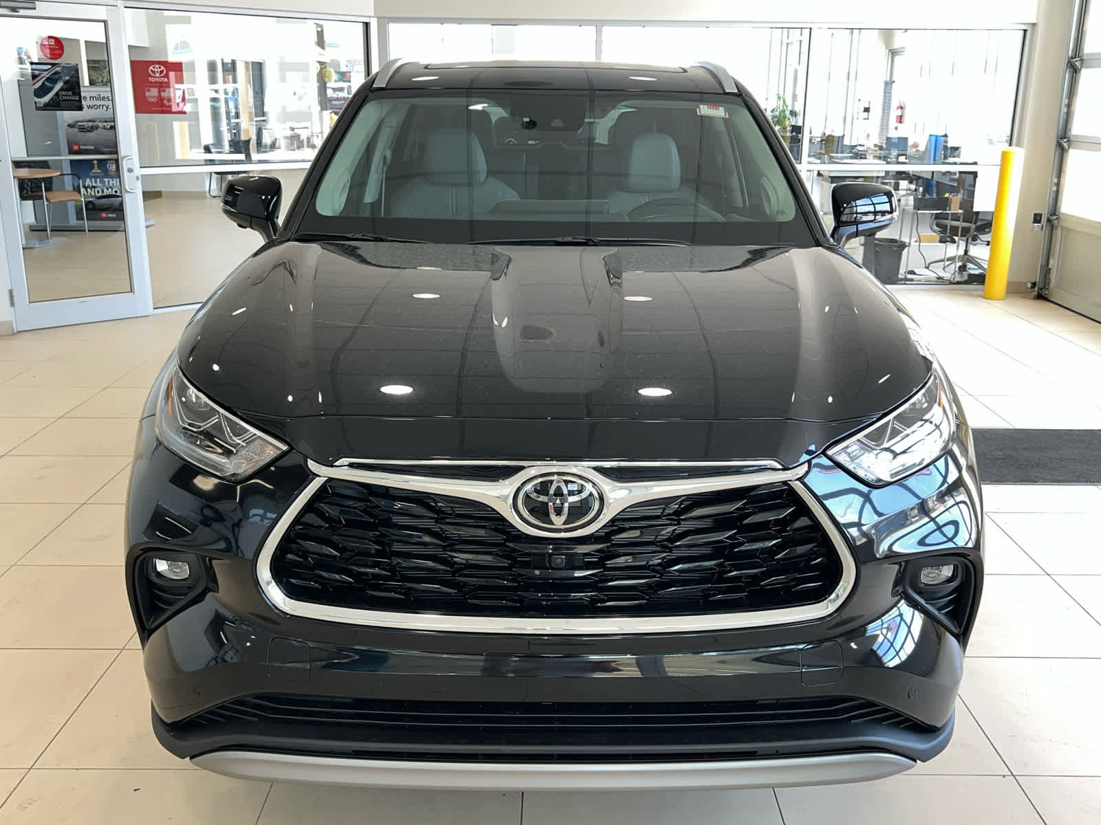 New 2026 Toyota Highlander Platinum image 3