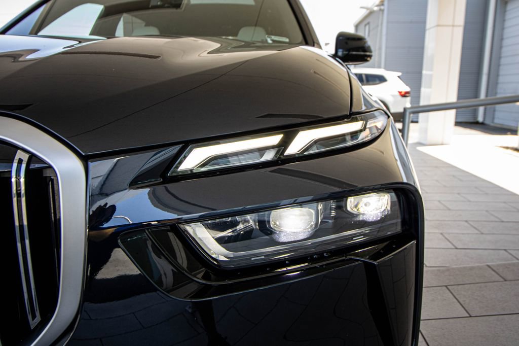 Used 2025 BMW X7 xDrive40i w/ M Sport Package AWD/4WD image 7