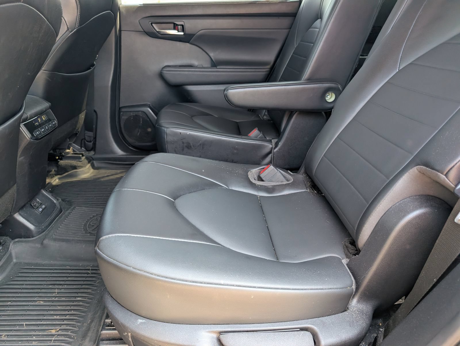Used 2022 Toyota Highlander XLE FWD image 7