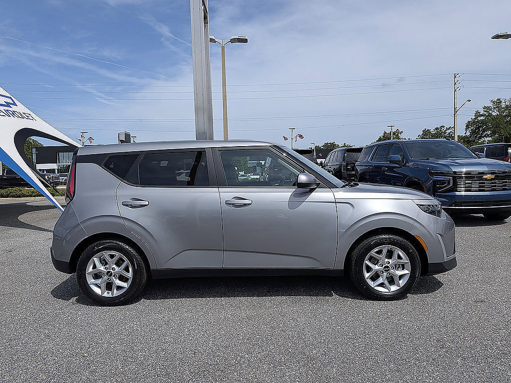 Used 2023 Kia Soul LX w/ LX Technology Package FWD image 2