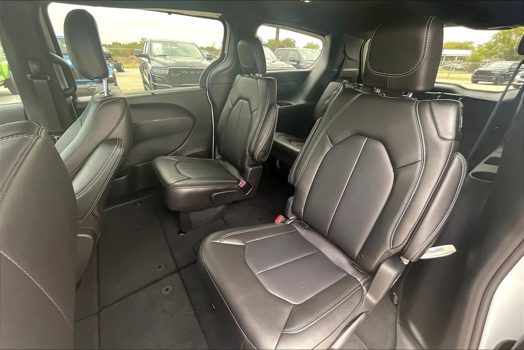 New 2026 Chrysler Pacifica Select FWD image 18