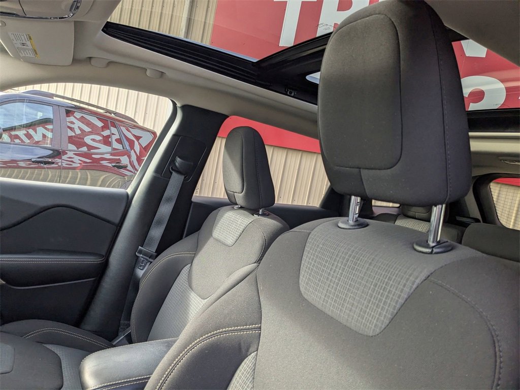 Used 2017 Jeep Cherokee Latitude w/ Safety/Convenience Group image 13