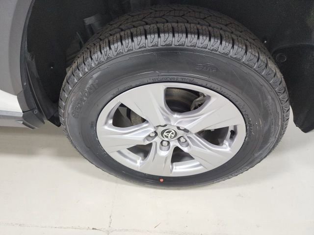 Used 2022 Toyota RAV4 XLE w/ Carpet Mat Package (TMS) image 37