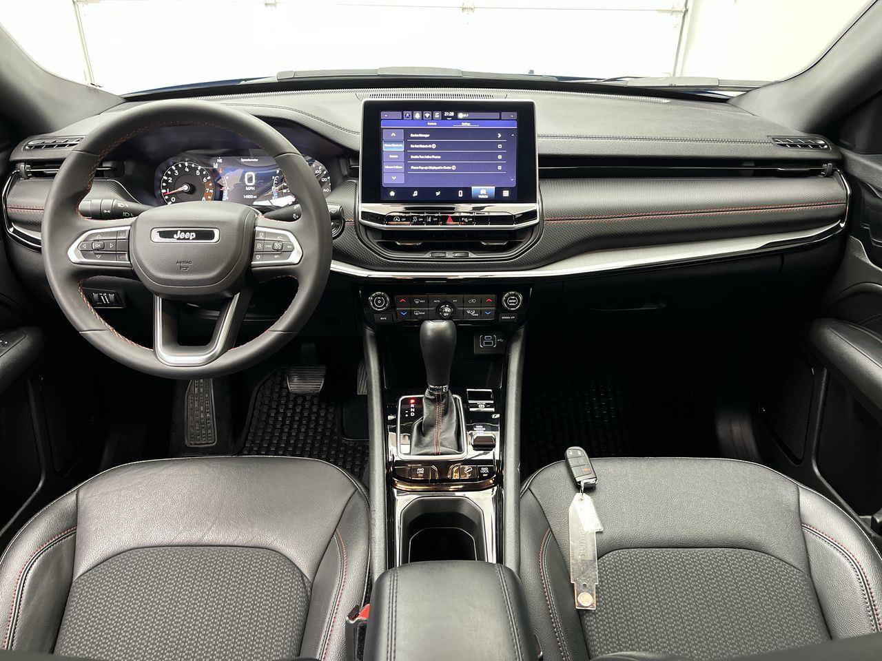 Used 2025 Jeep Compass Trailhawk AWD/4WD image 4