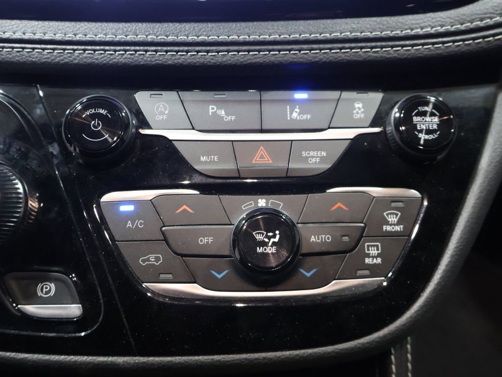 Certified 2025 Chrysler Pacifica Limited image 36