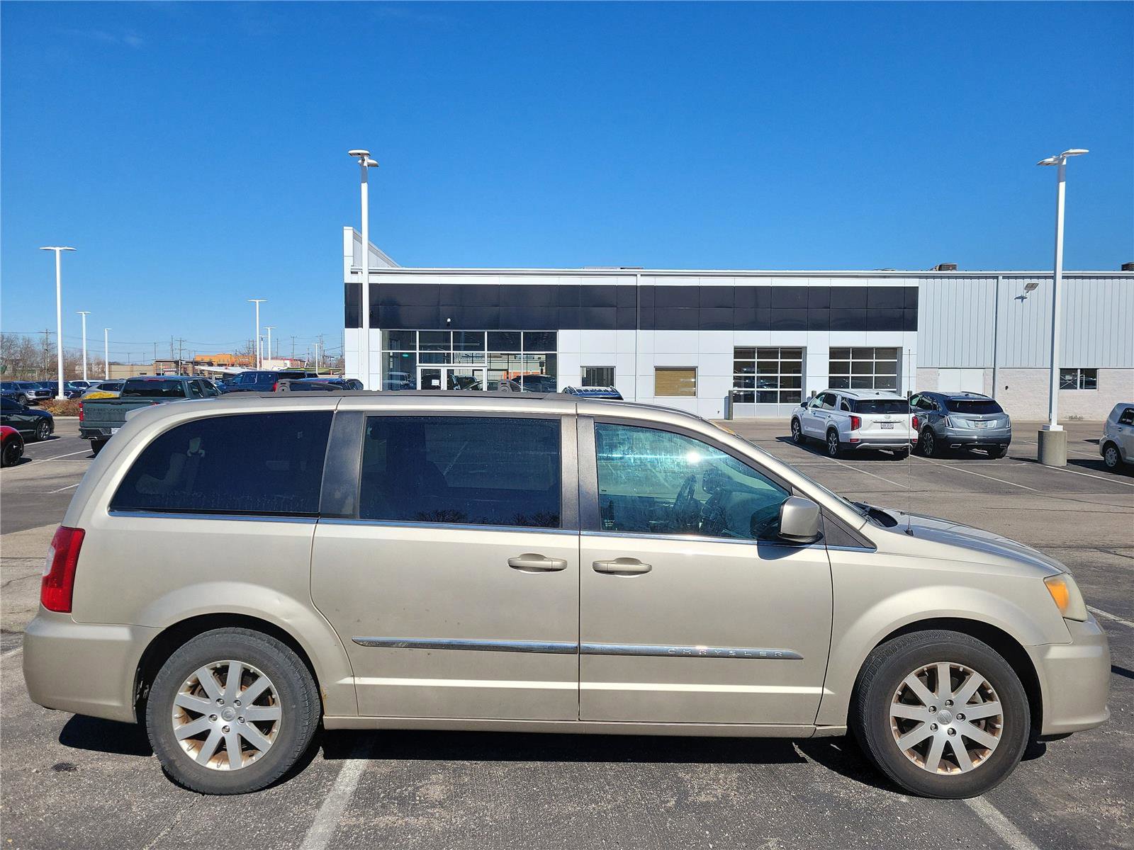Used 2014 Chrysler Town & Country Touring image 8