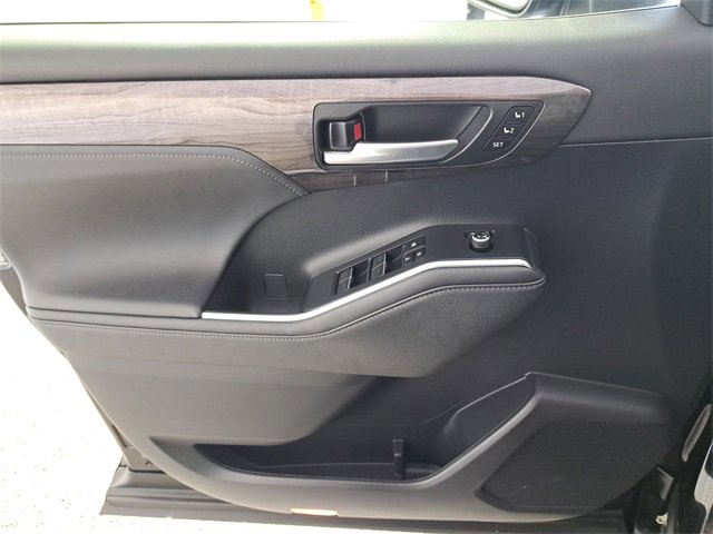 Used 2024 Toyota Highlander Limited image 22