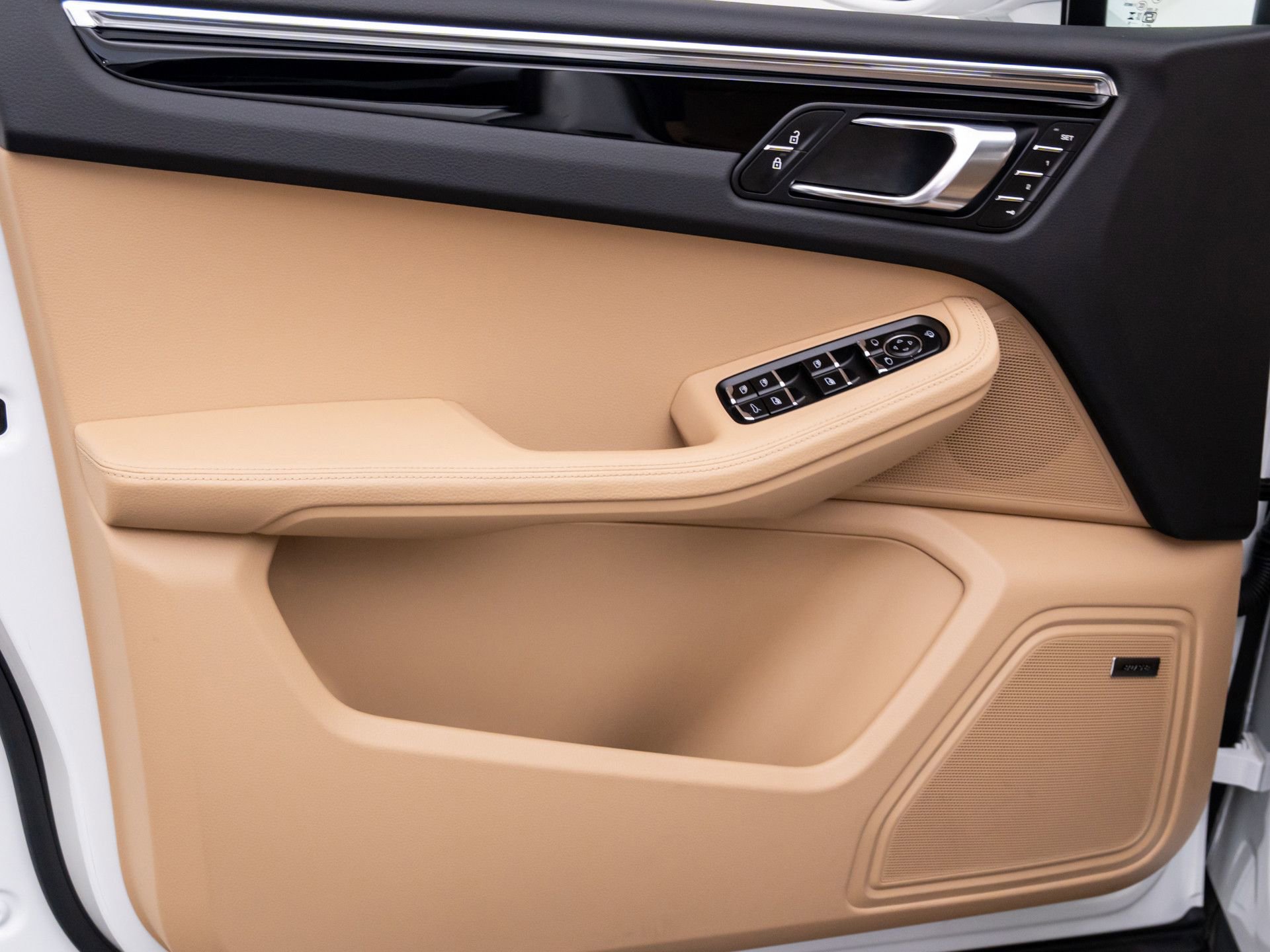 Certified 2025 Porsche Macan image 14