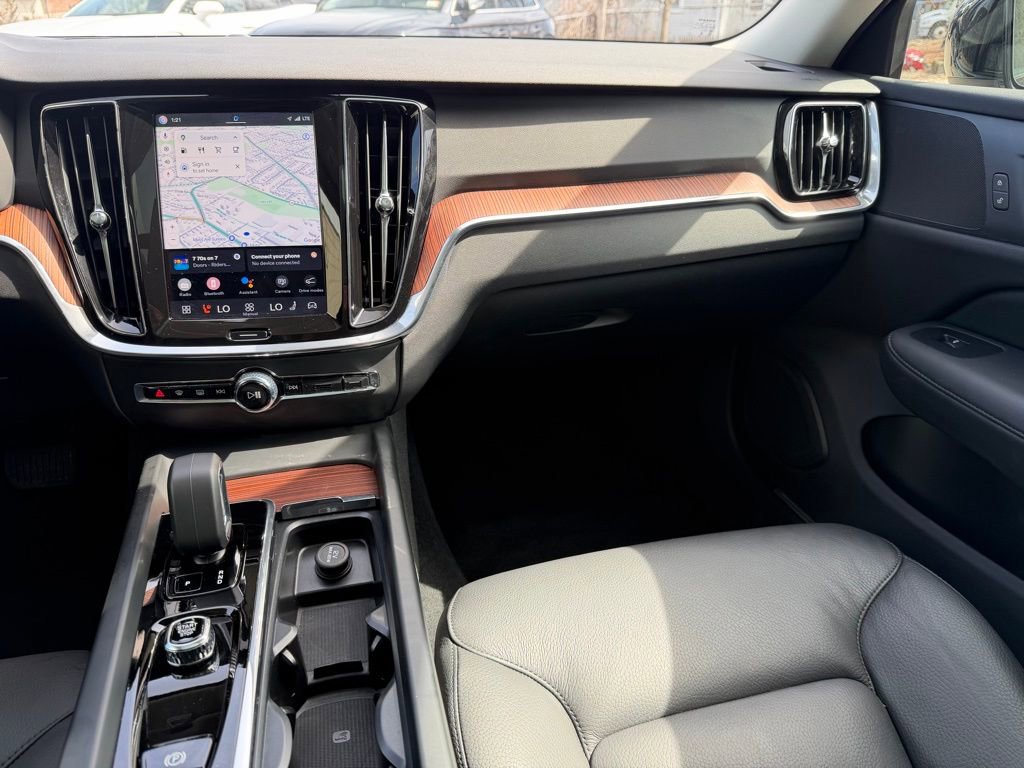 Used 2025 Volvo V60 B5 Cross Country Plus image 22