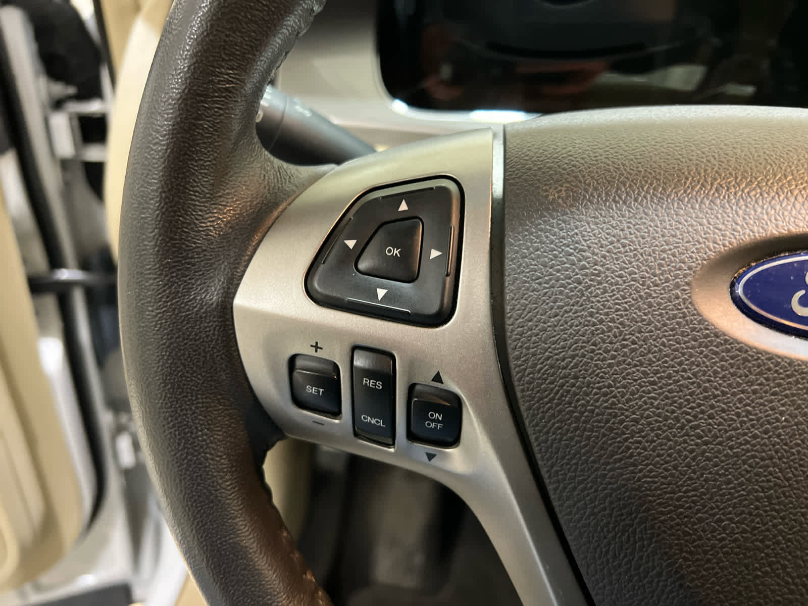 Used 2018 Ford Taurus SEL FWD image 16