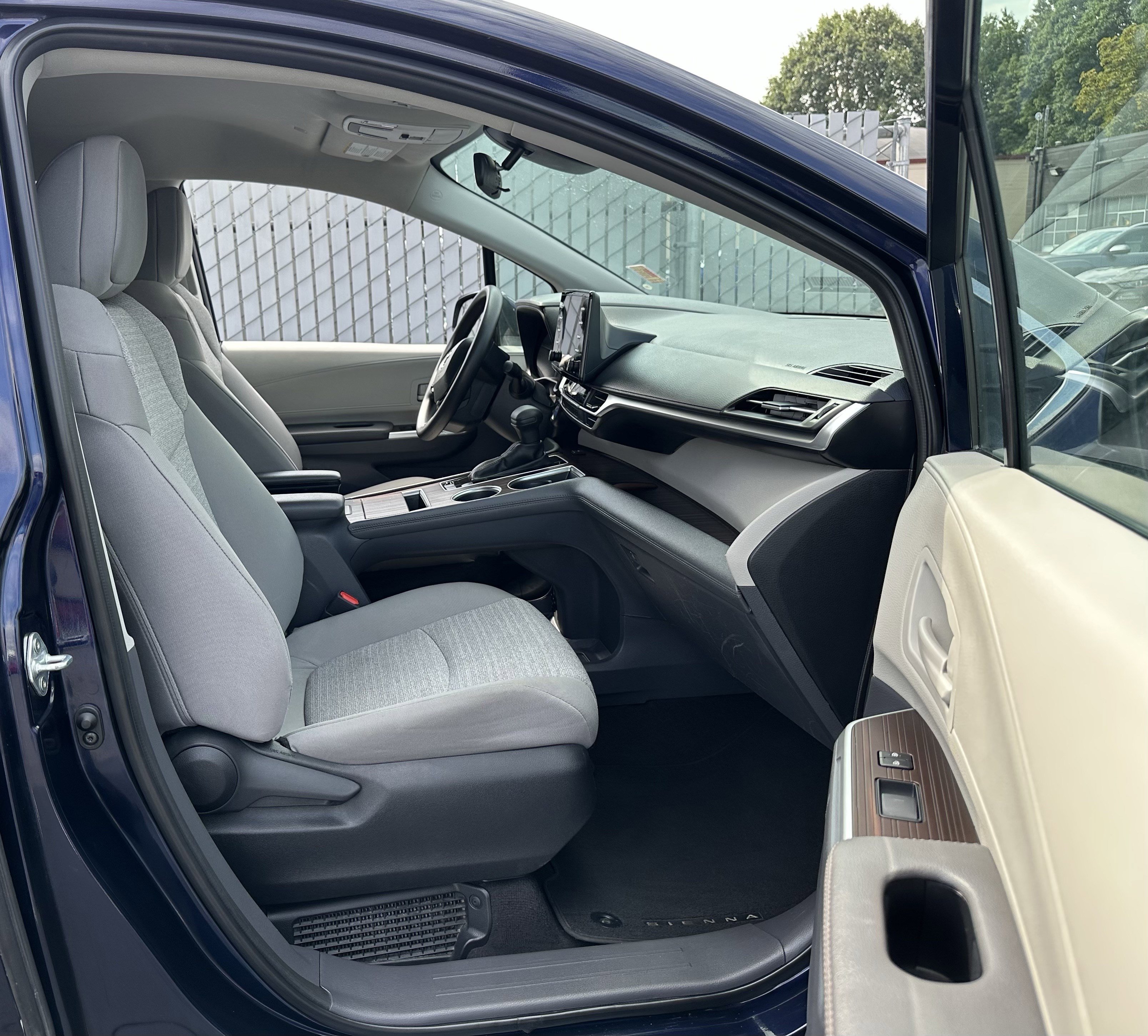 Used 2023 Toyota Sienna LE image 9