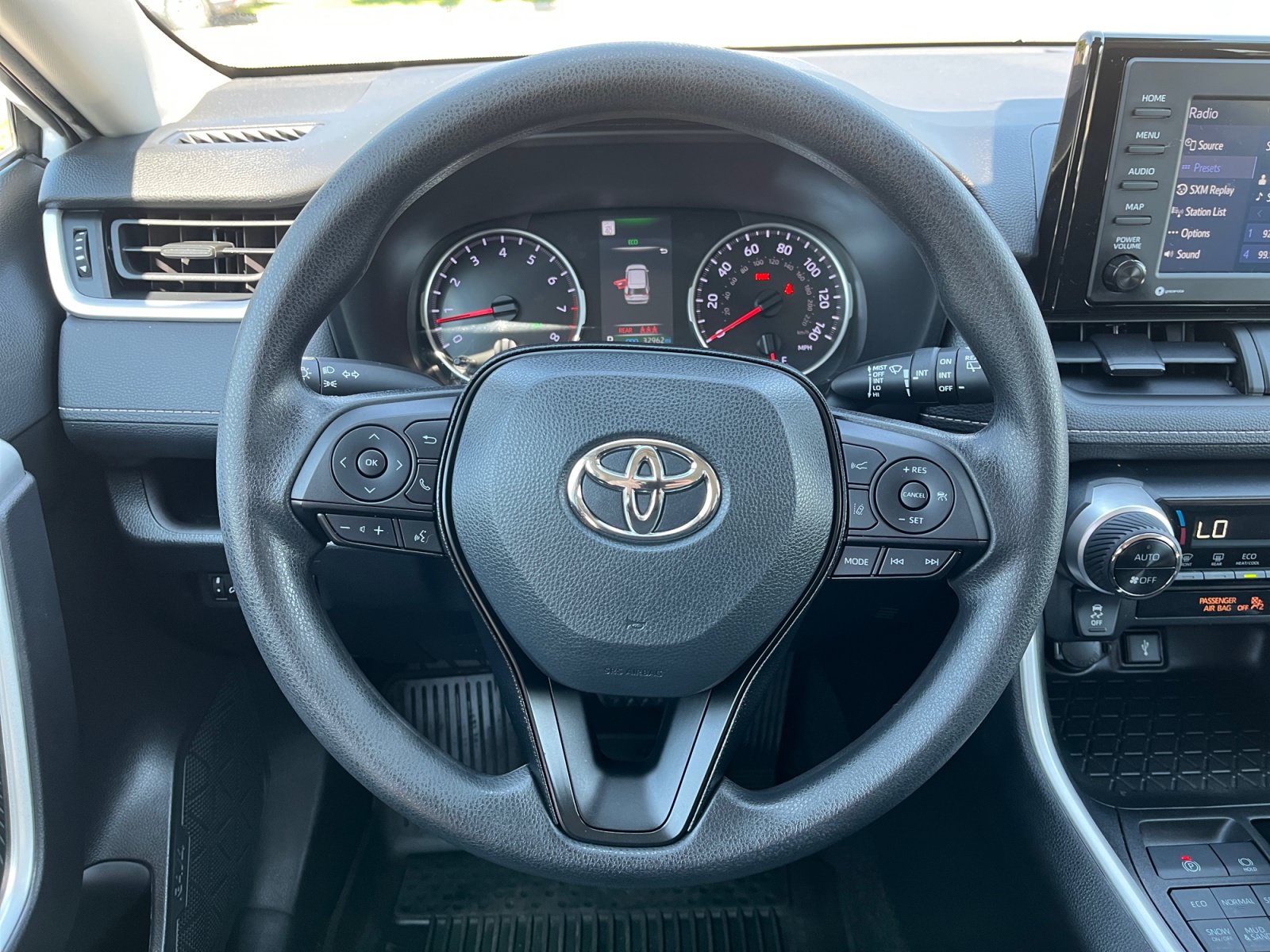 Used 2022 Toyota RAV4 XLE AWD/4WD image 9