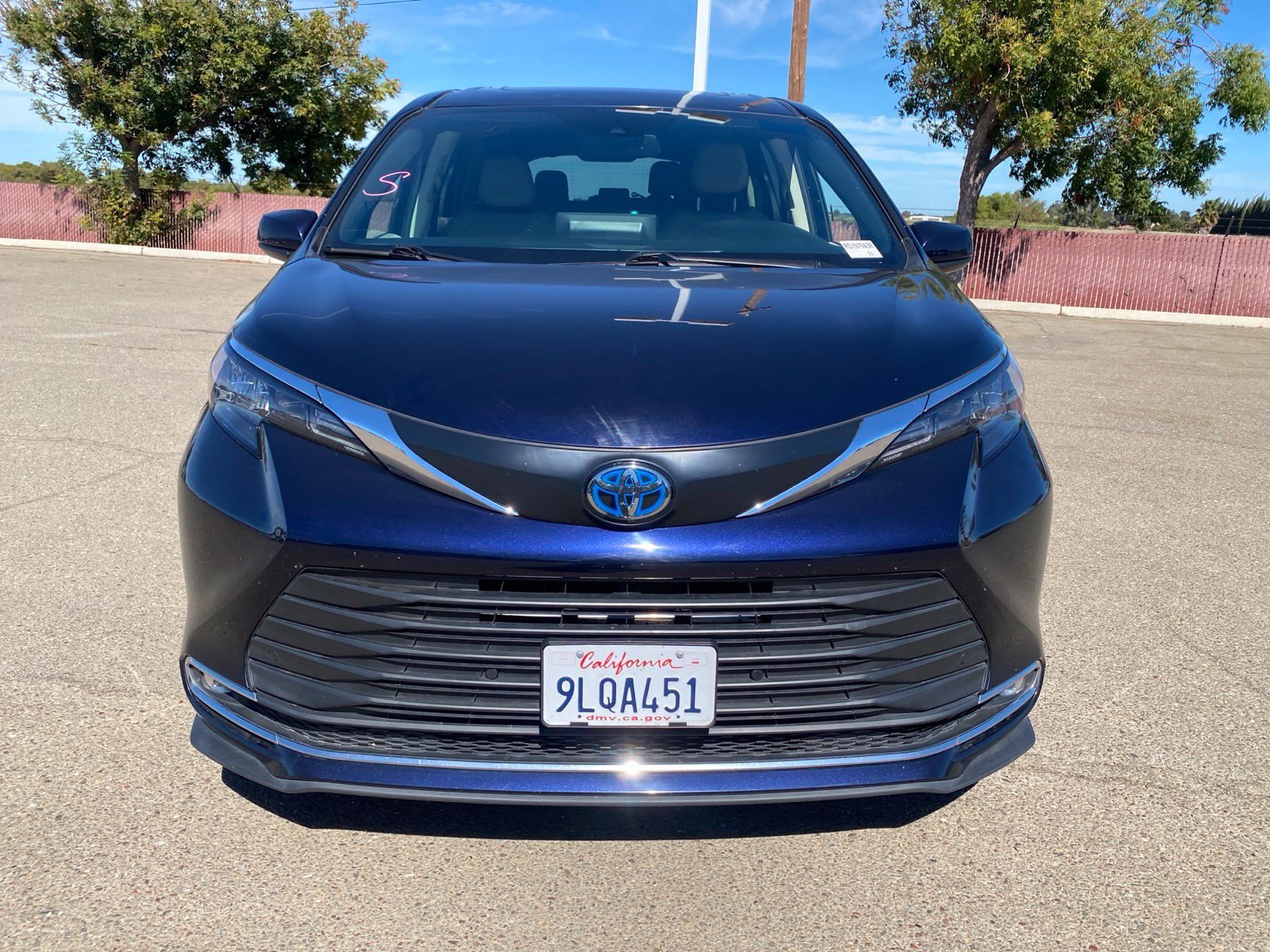 Used 2024 Toyota Sienna XLE FWD image 3