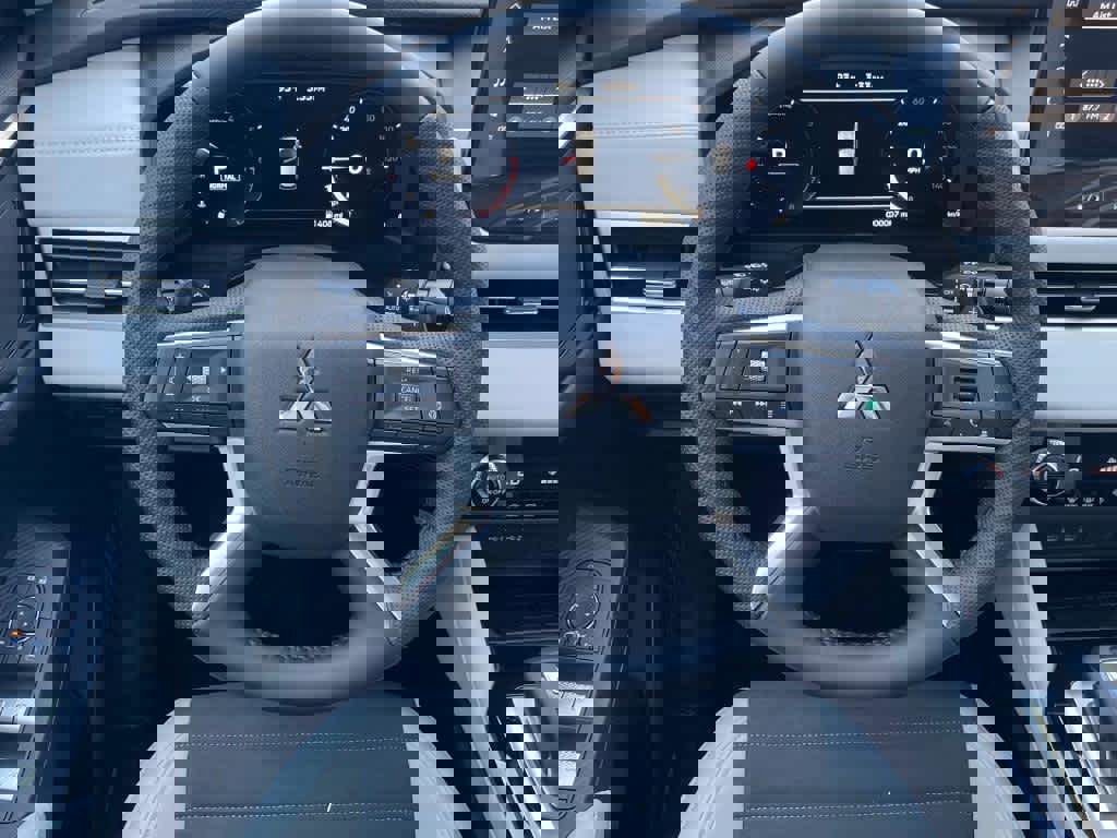 New 2025 Mitsubishi Outlander SE image 4