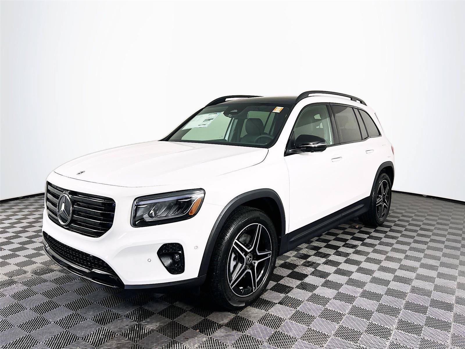 Used 2026 Mercedes-Benz GLB 250 4MATIC image 2
