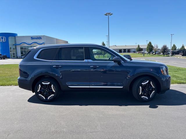 Used 2025 Kia Telluride EX w/ EX Captain's Chair Package AWD/4WD image 2