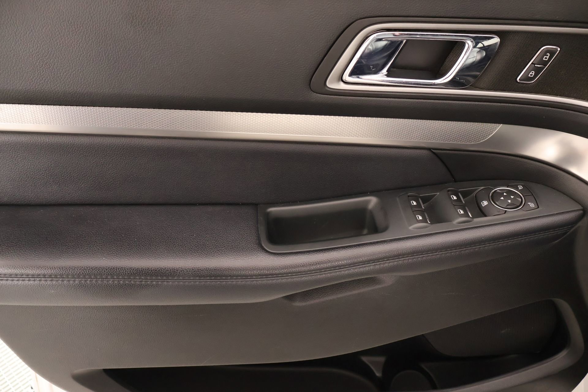 Used 2018 Ford Explorer XLT w/ Equipment Group 202A FWD image 17
