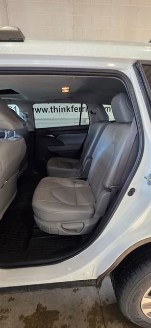 Used 2022 Toyota Highlander XLE image 25