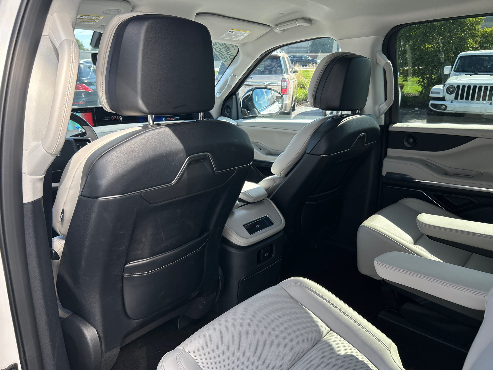 New 2026 Lincoln Navigator L Premier AWD/4WD image 31