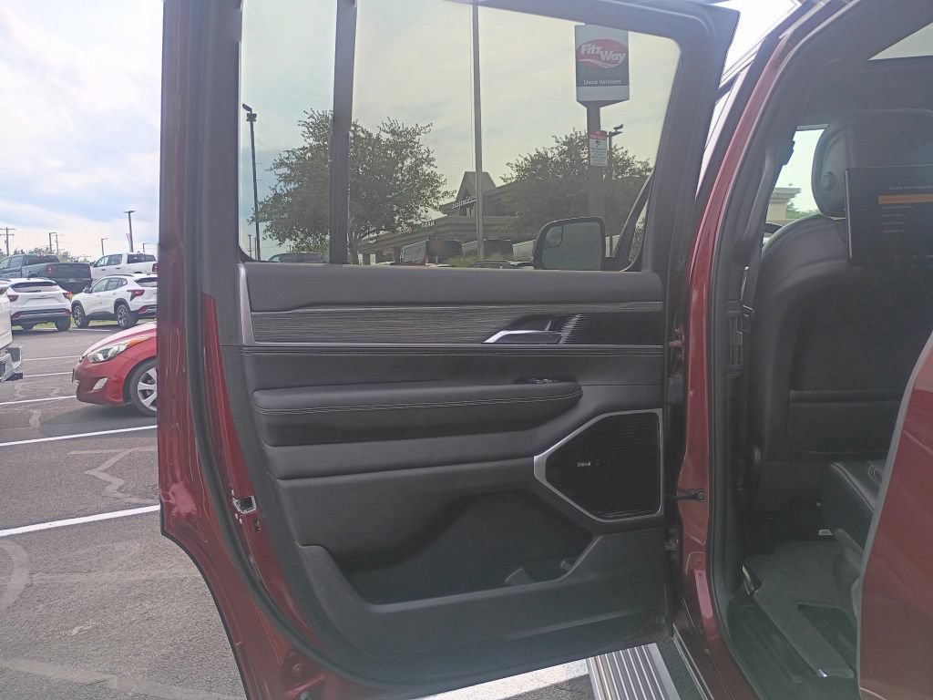 Used 2022 Jeep Wagoneer Series III w/ Premium Group I AWD/4WD image 15