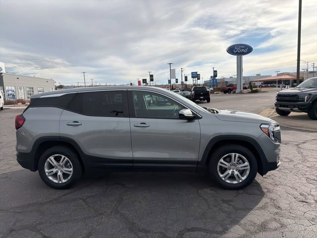 Used 2024 GMC Terrain SLE image 4