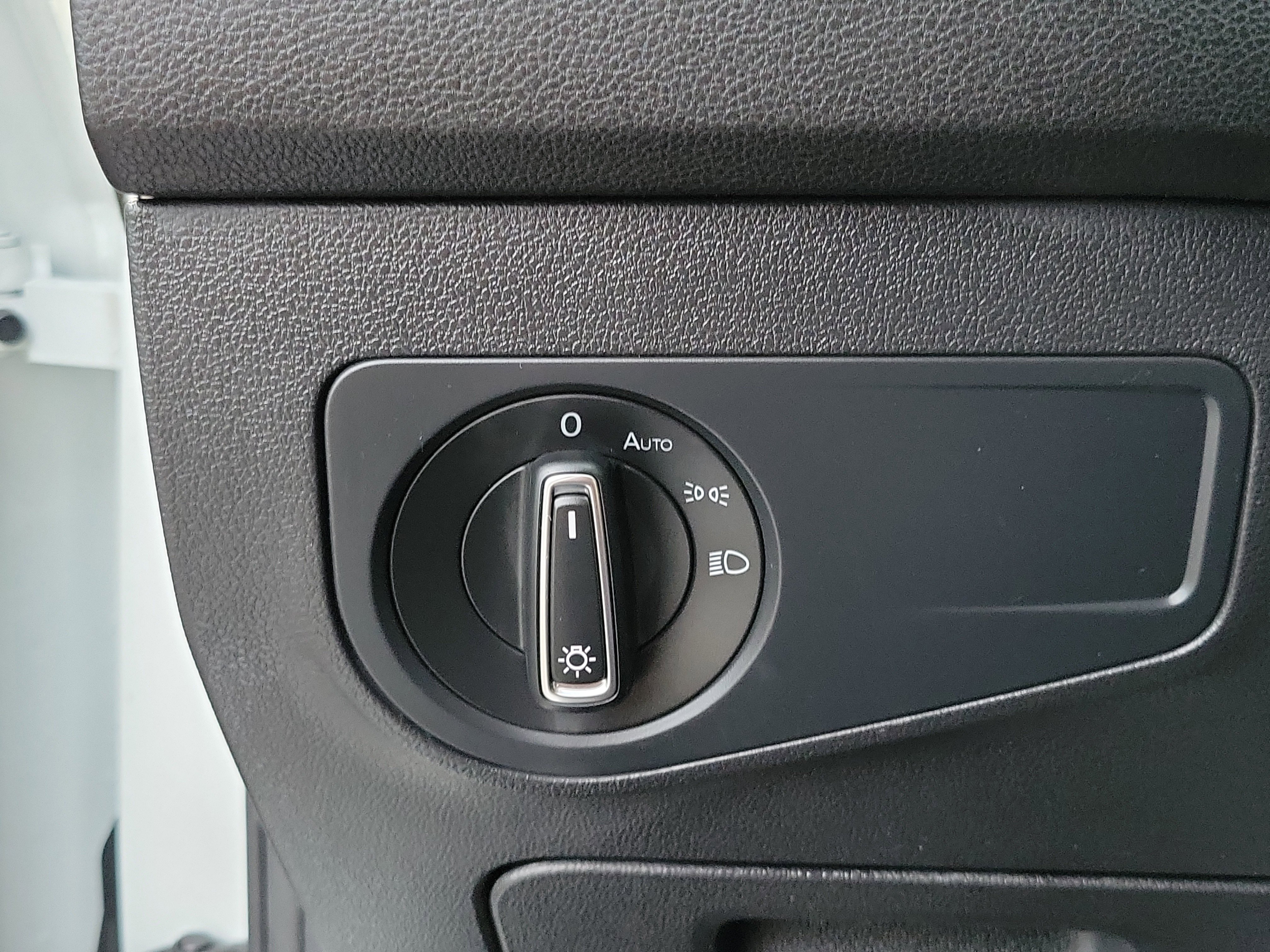 Used 2019 Volkswagen Tiguan SE w/ Panoramic Sunroof Package FWD image 12