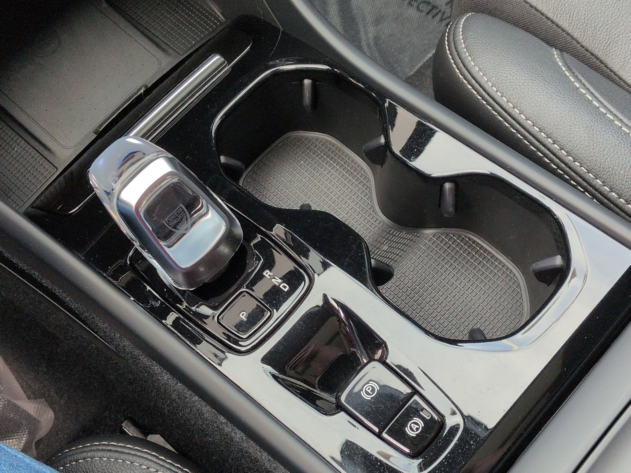 Used 2024 Volvo XC40 B5 Plus image 22