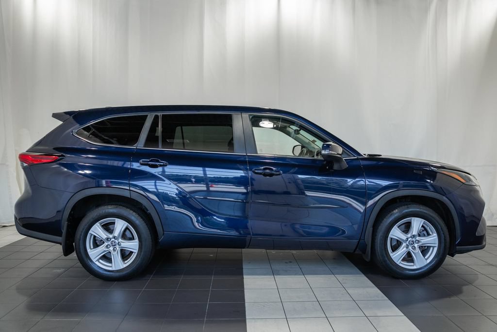 Used 2023 Toyota Highlander LE FWD image 3