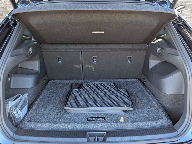 Used 2025 Volkswagen Tiguan SEL R-Line AWD/4WD image 13