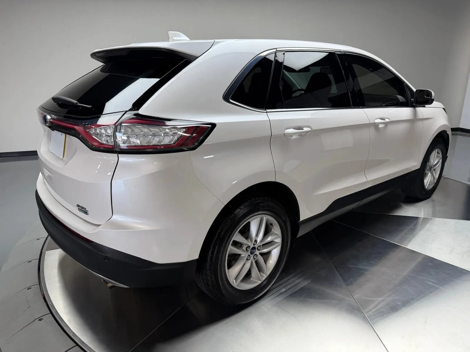 Used 2018 Ford Edge SEL w/ Equipment Group 201A AWD/4WD image 2