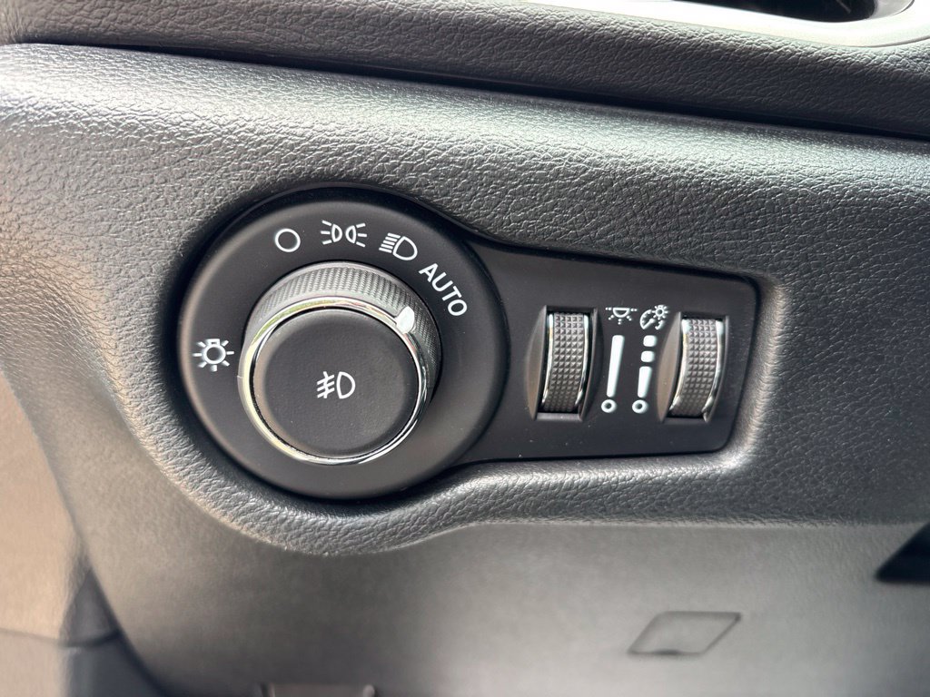 Used 2026 Chrysler Pacifica Select FWD image 12