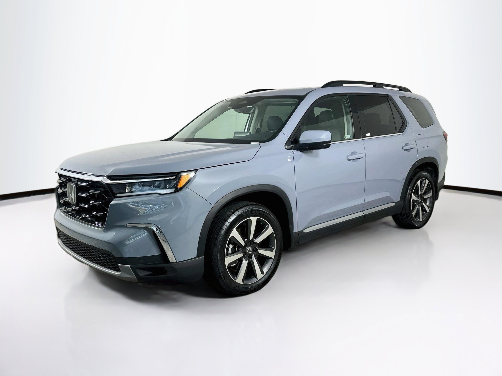 Used 2025 Honda Pilot Touring image 3