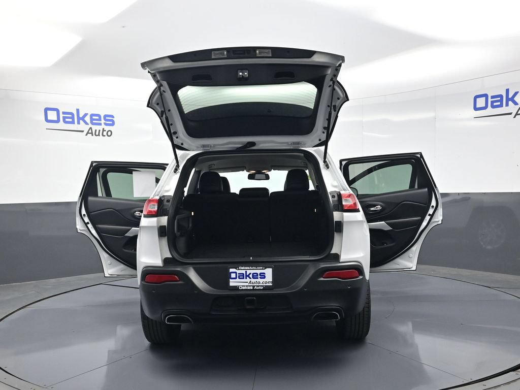 Used 2018 Jeep Cherokee Latitude Plus w/ Cold Weather Group AWD/4WD image 55