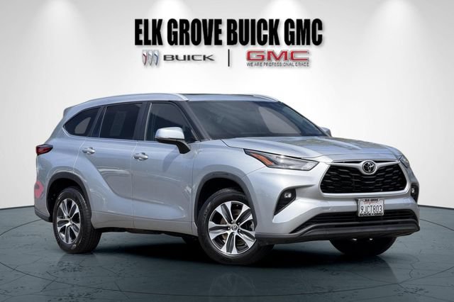 Used 2023 Toyota Highlander XLE FWD image 2
