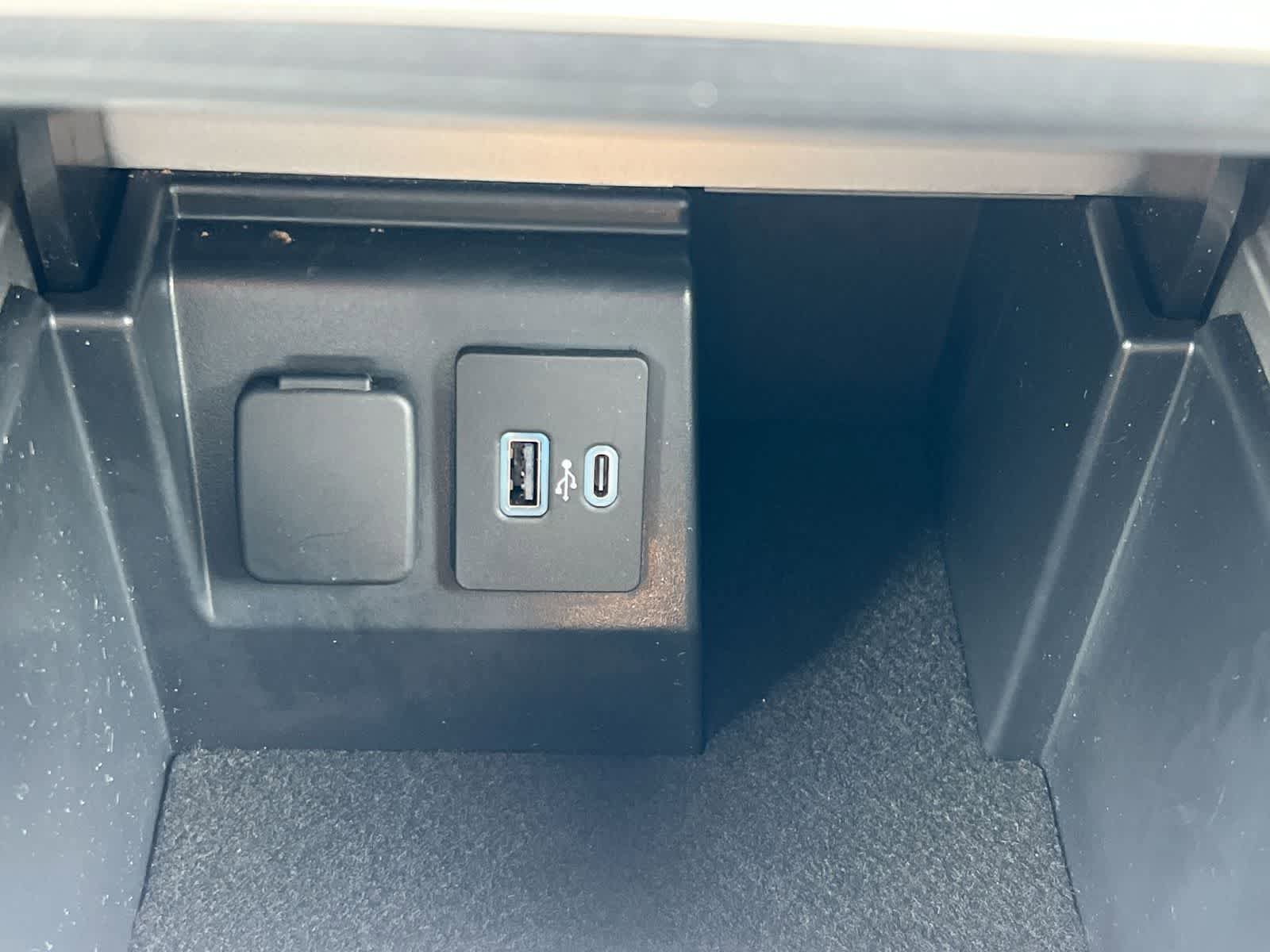 Used 2023 Ford Explorer XLT w/ Equipment Group 202A AWD/4WD image 31