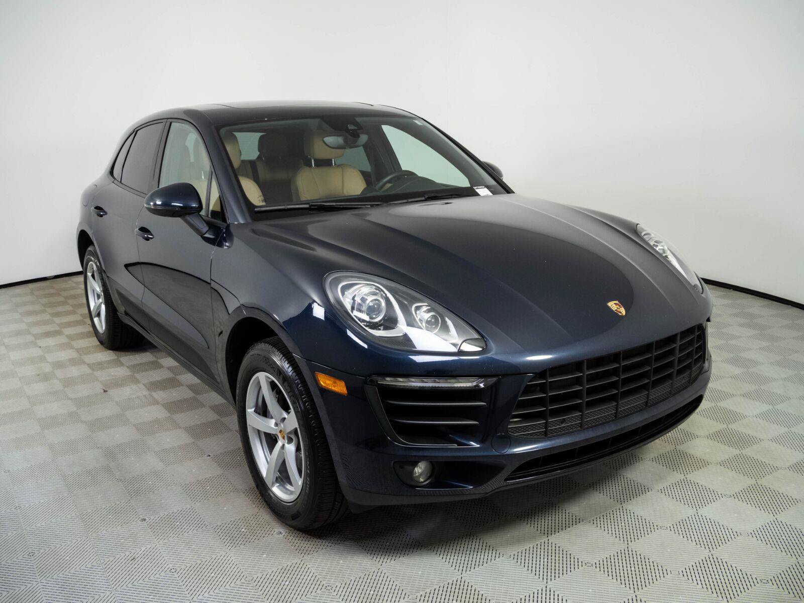 Used 2018 Porsche Macan AWD/4WD image 24