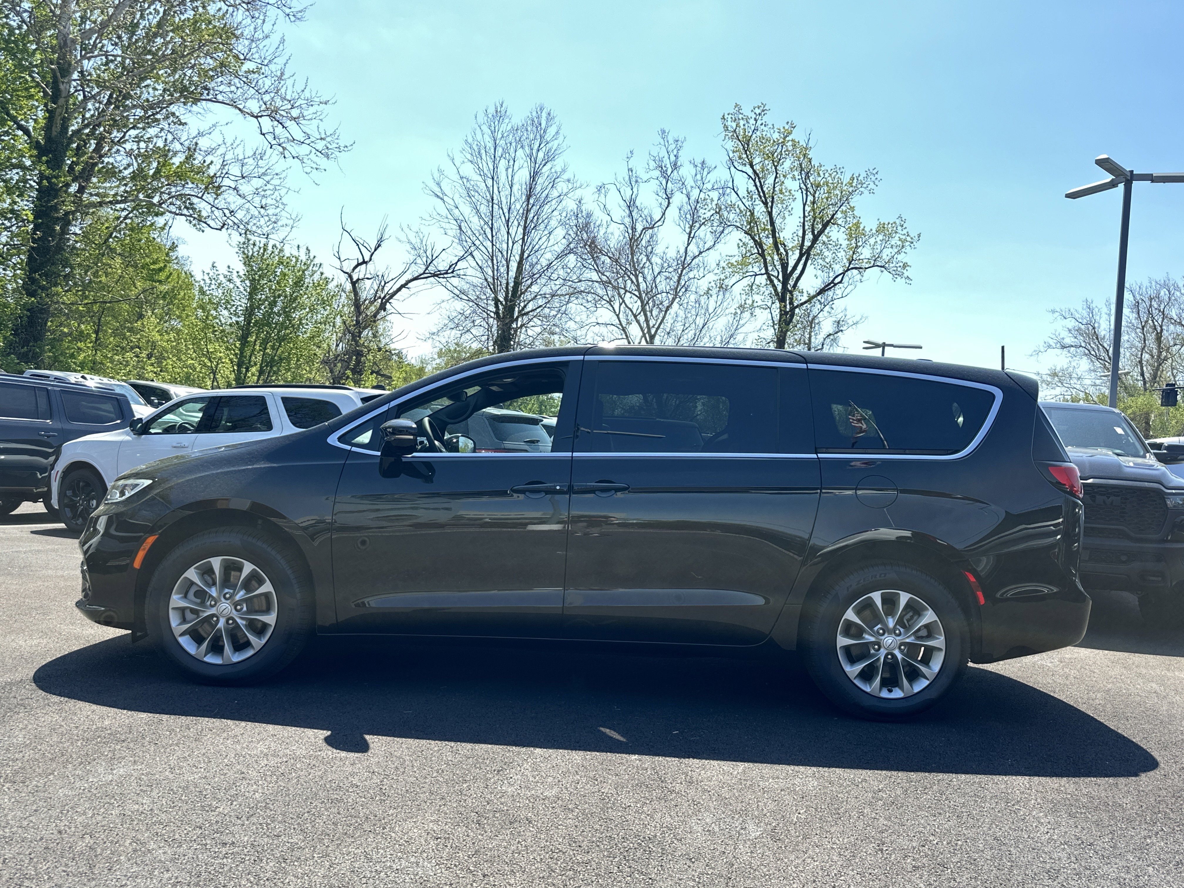 New 2026 Chrysler Pacifica Limited w/ Trailer Tow Group AWD/4WD image 23