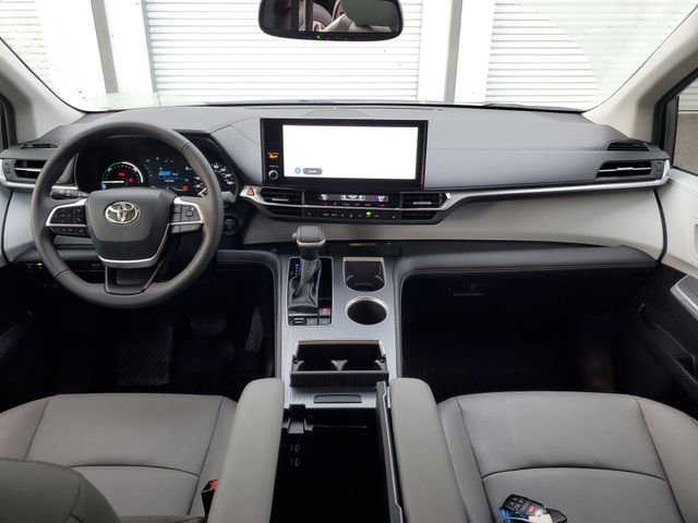 Used 2026 Toyota Sienna XLE FWD image 11