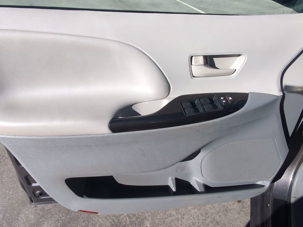 Used 2014 Toyota Sienna LE image 10