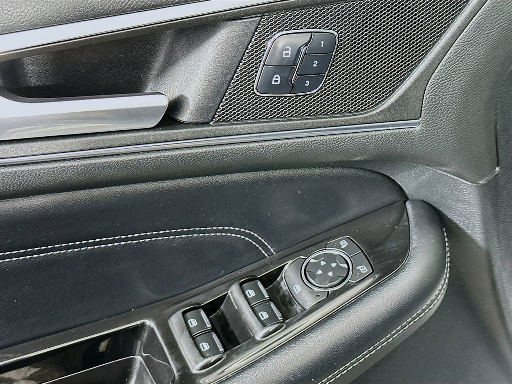 Used 2016 Ford Edge Titanium image 18