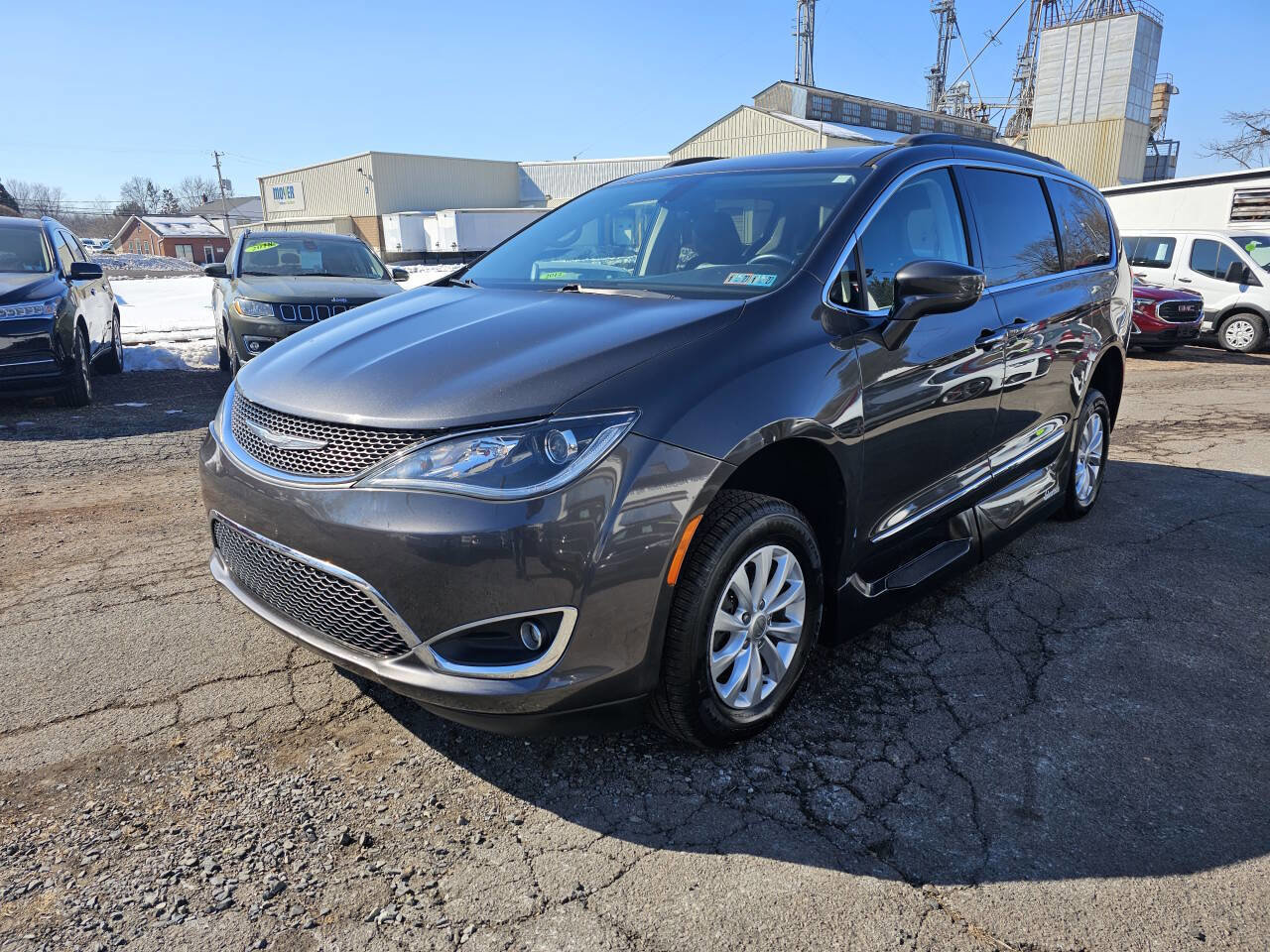 Used 2017 Chrysler Pacifica Touring-L image 3