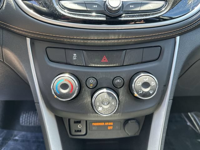 Used 2020 Chevrolet Trax LT w/ Sun & Sound Package FWD image 18