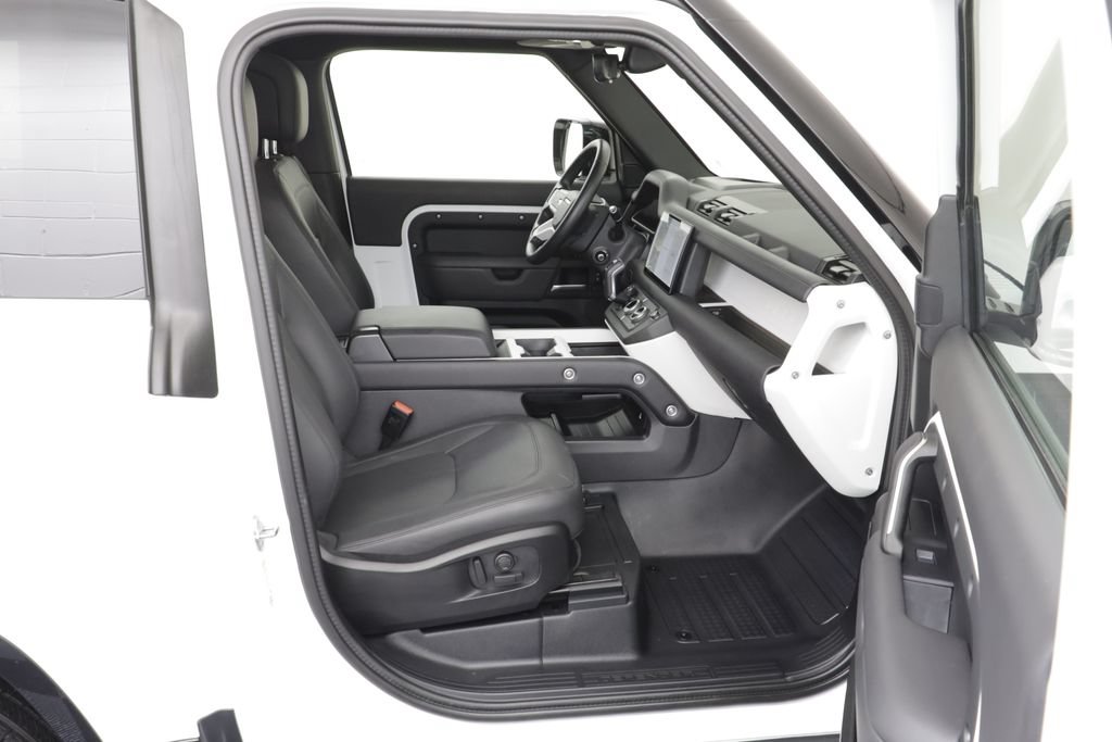 Certified 2025 Land Rover Defender 90 X-Dynamic SE AWD/4WD image 20