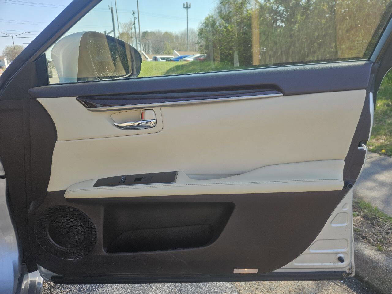 Used 2016 Lexus ES 350 w/ Luxury Package w/Wood Trim image 16