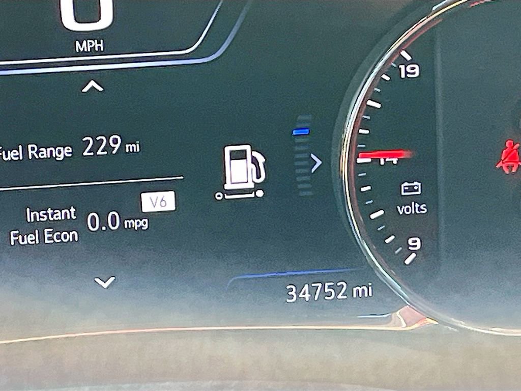 Used 2023 GMC Acadia SLT w/ Elevation Edition image 12