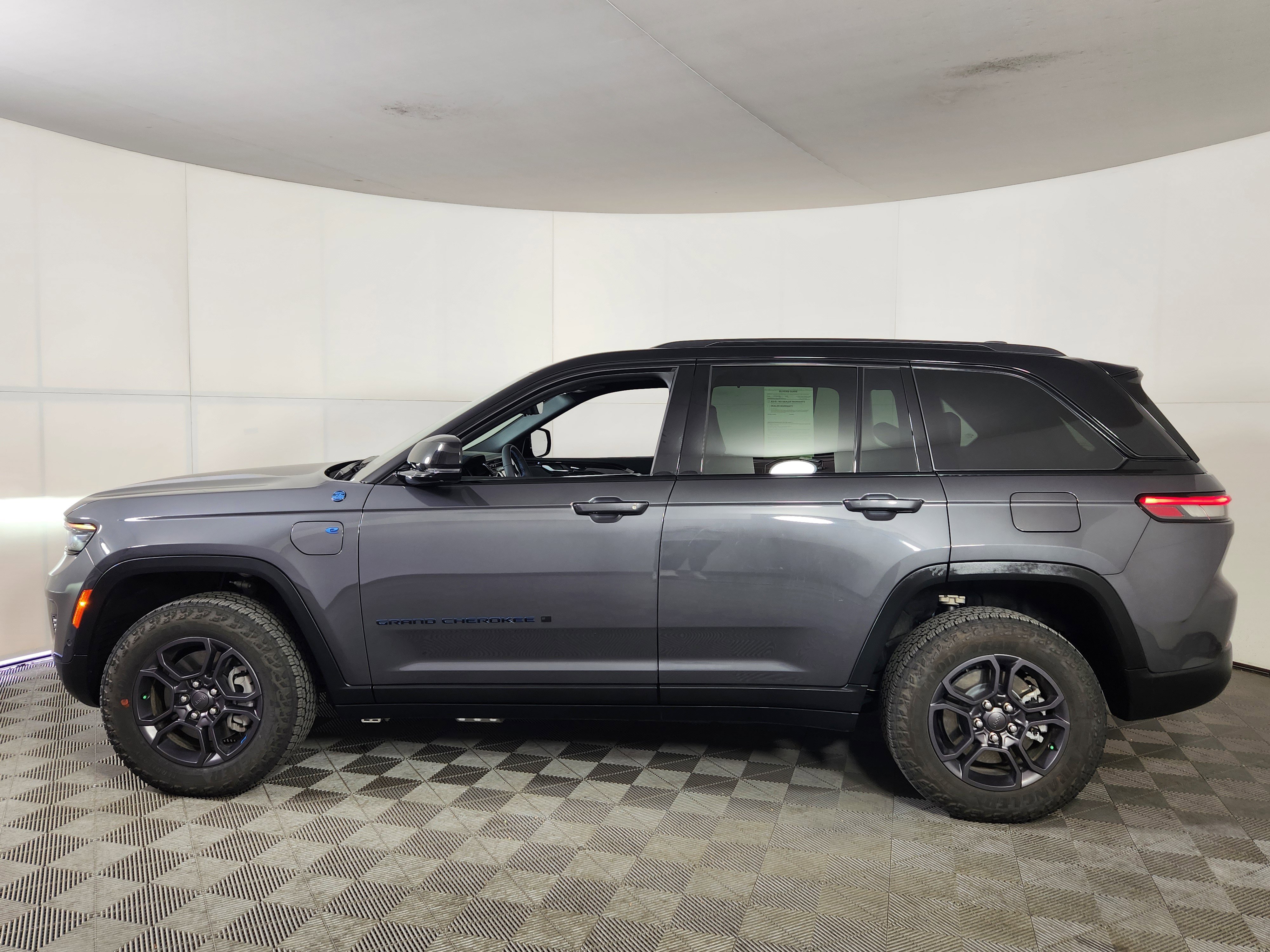 Used 2025 Jeep Grand Cherokee Trailhawk w/ Advanced Protech Group II image 4