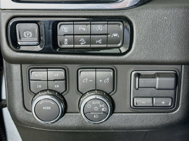 Used 2025 GMC Yukon Elevation AWD/4WD image 11